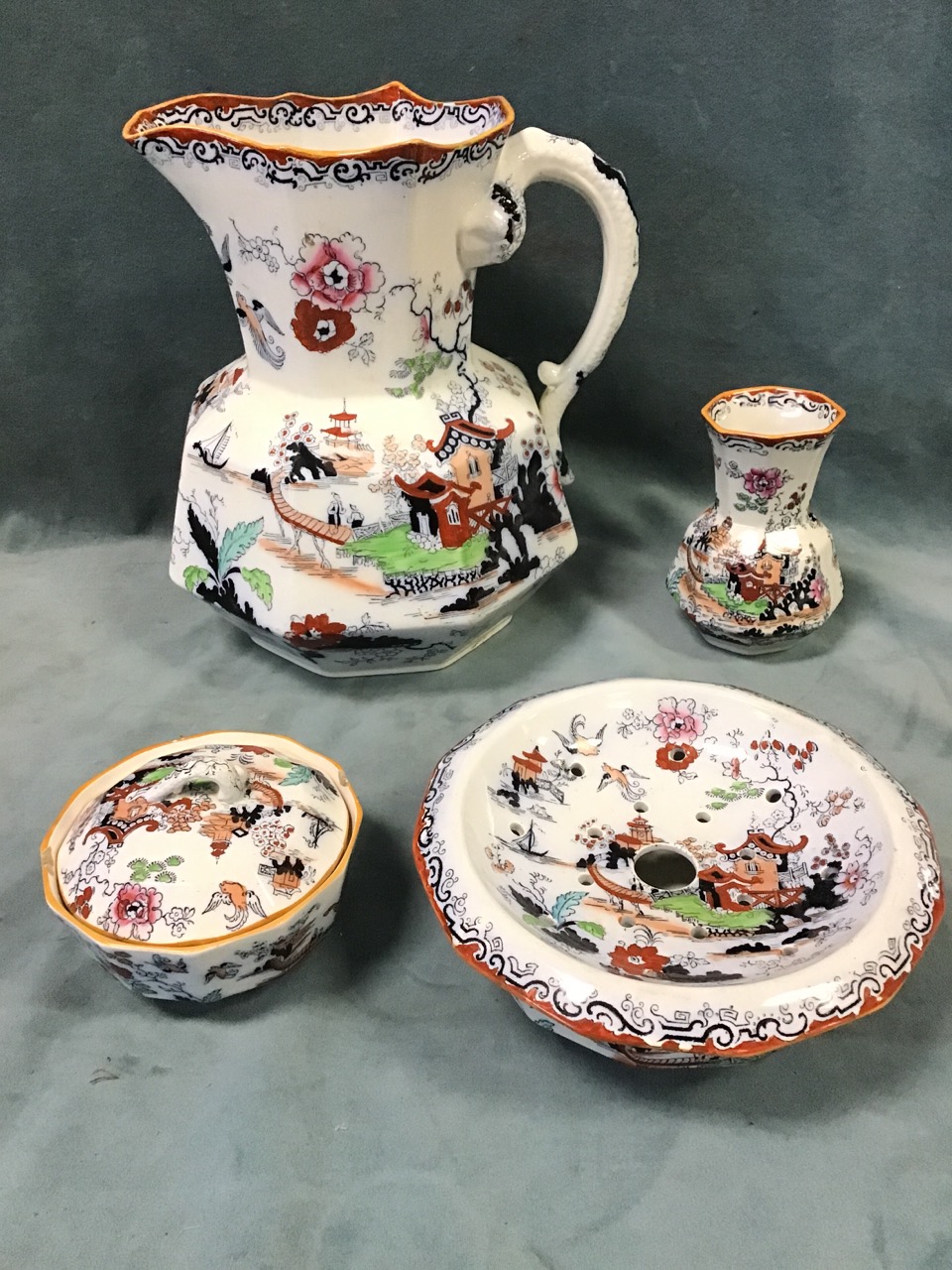 A Victorian Masons ironstone toilet set in a chinoiserie pattern comprising a basin & ewer with - Bild 3 aus 3