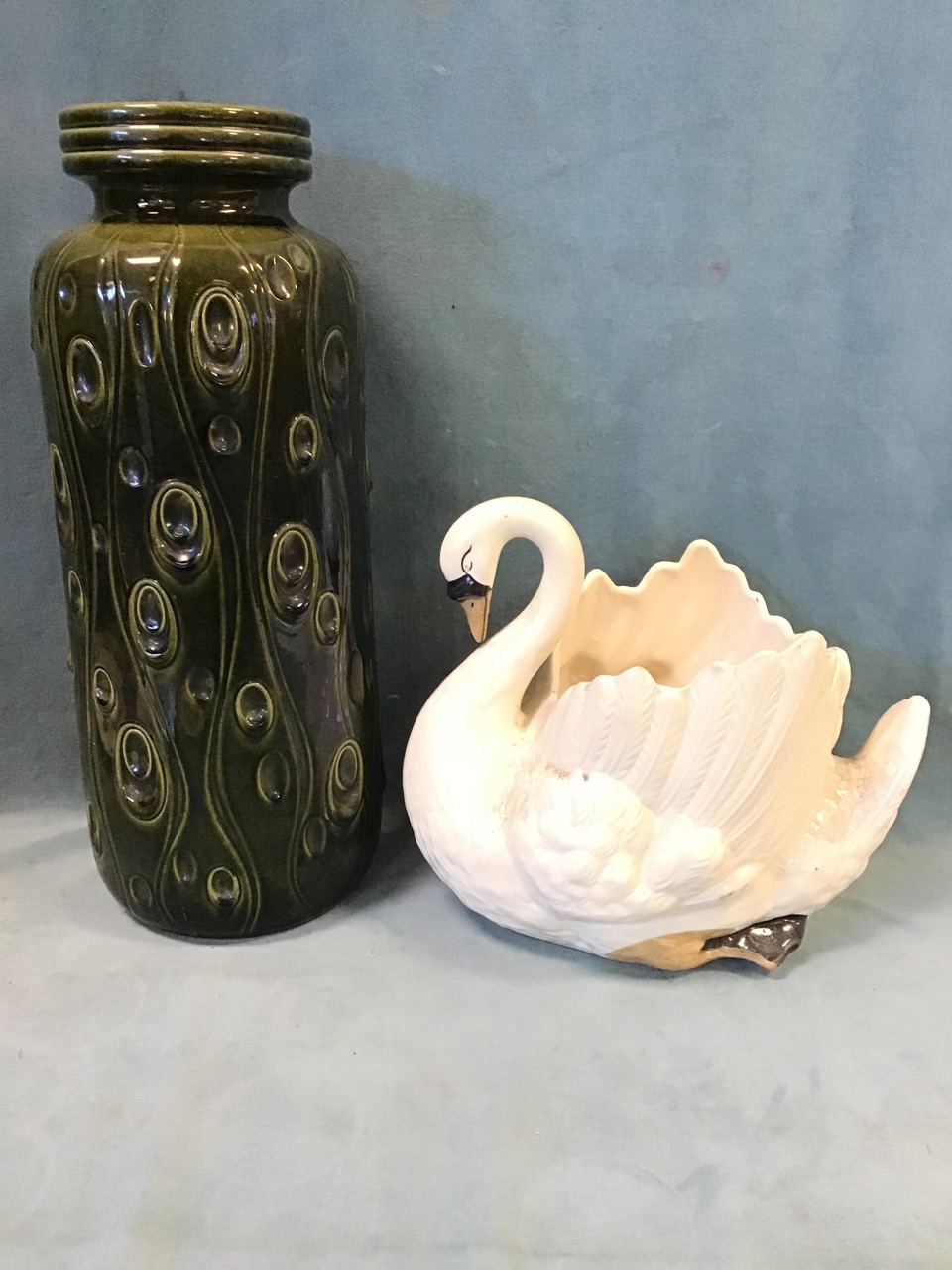 Miscellaneous ceramics - a large 70s West German tubular vase, a swan jardinière, Royal Imperial - Bild 2 aus 3