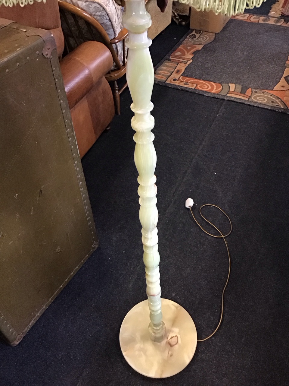 An onyx standard lamp, the reel-turned column on a circular base, with floral fabric shade - 68 - Bild 3 aus 3