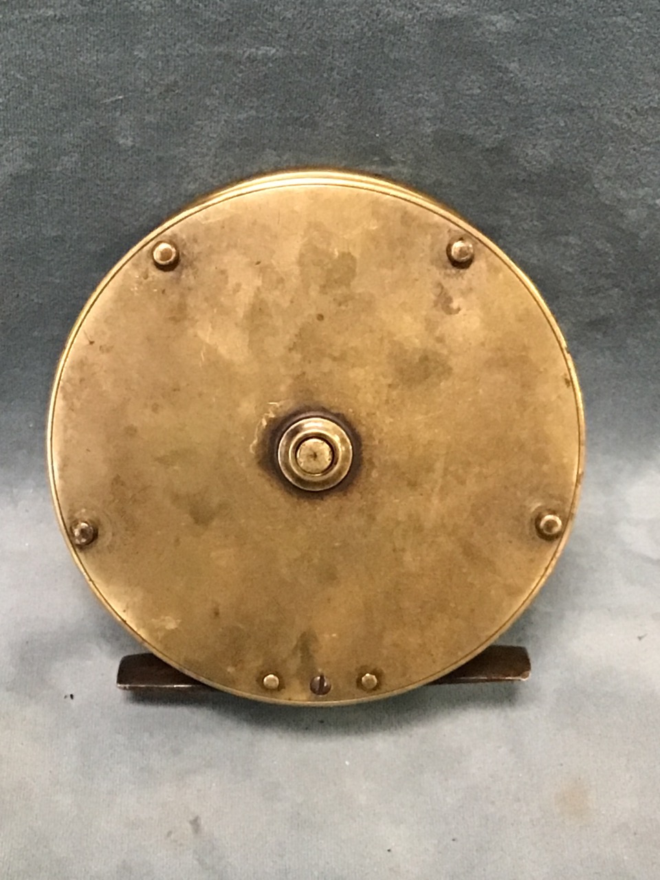 An early Farlows brass salmon fly reel, the drum with four pillars and horn handle, with fish - Bild 2 aus 3