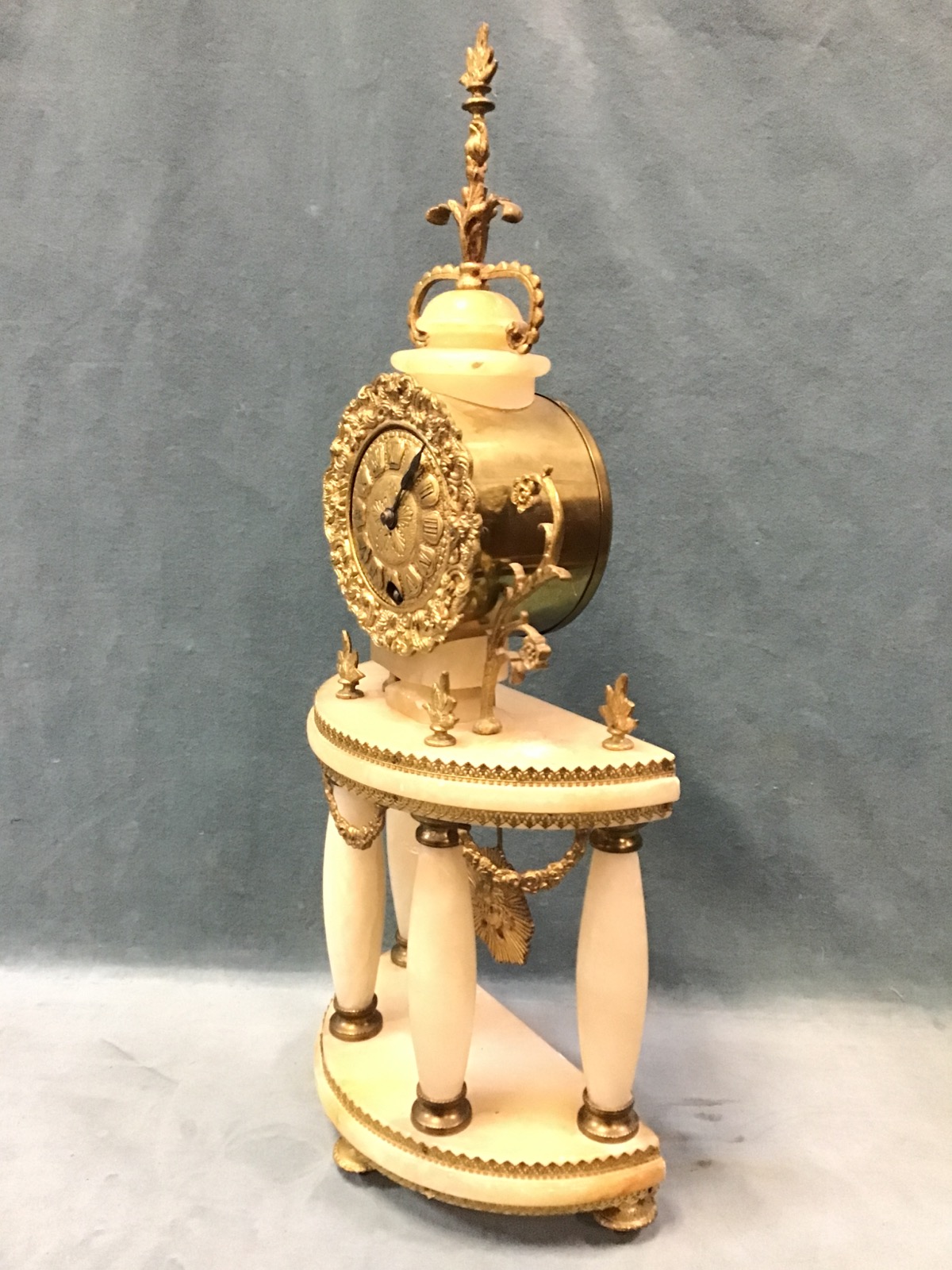 An alabaster and gilt brass portico mantel clock, the domed top with flame and scrolling foliate - Bild 2 aus 3