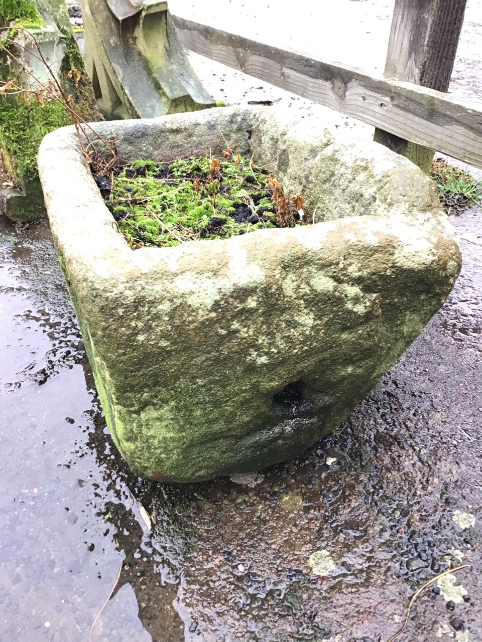 An ancient carved sandstone garden trough, one side with drain hole. (22in x 15.25in x 11.5in) - Bild 2 aus 3