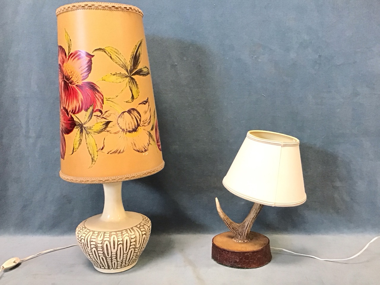 An onyx standard lamp, the reel-turned column on a circular base, with floral fabric shade - 68 - Bild 2 aus 3
