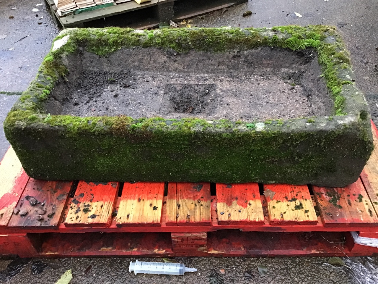 A rectangular C19th sandstone garden trough. (37in) - Bild 2 aus 3