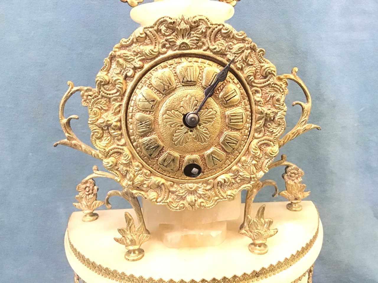 An alabaster and gilt brass portico mantel clock, the domed top with flame and scrolling foliate - Bild 3 aus 3