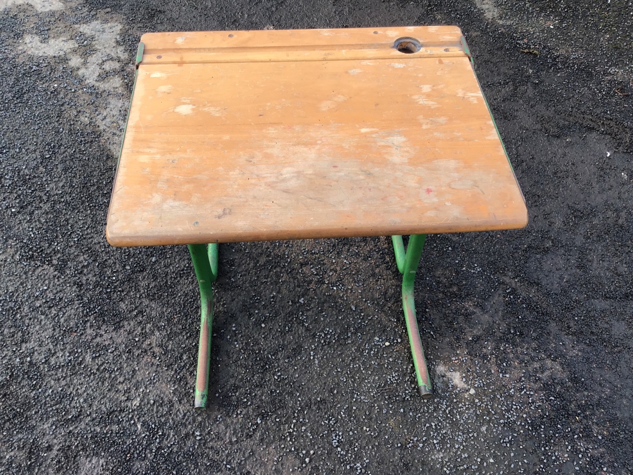 A beech school desk with hinged rectangular top, pen groove and inkwell raised on painted tubular - Bild 2 aus 3