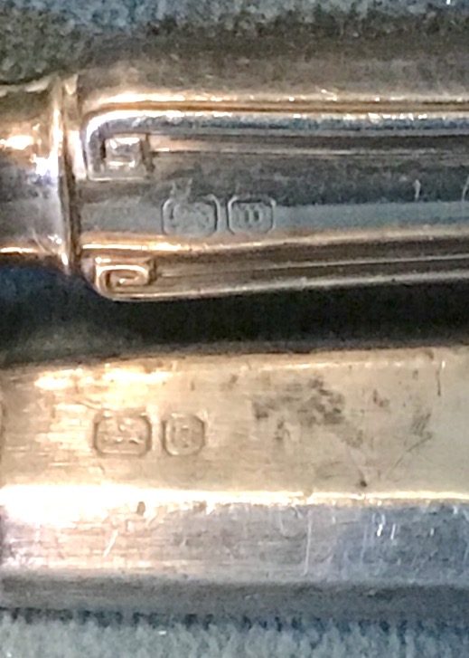 A hallmarked Scottish silver letter opener in the form of a tapering dagger - Edinburgh, 2010; a set - Bild 2 aus 3