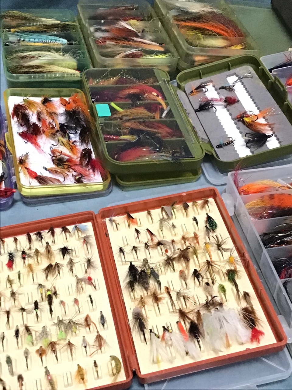 Fifteen fly boxes full of flies - mainly salmon including coneheads, waddingtons, tube flies, some - Bild 2 aus 3