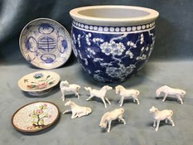 Miscellaneous Chinese ceramics - a late Qing blue & white porcelain jardinière, a small famille rose
