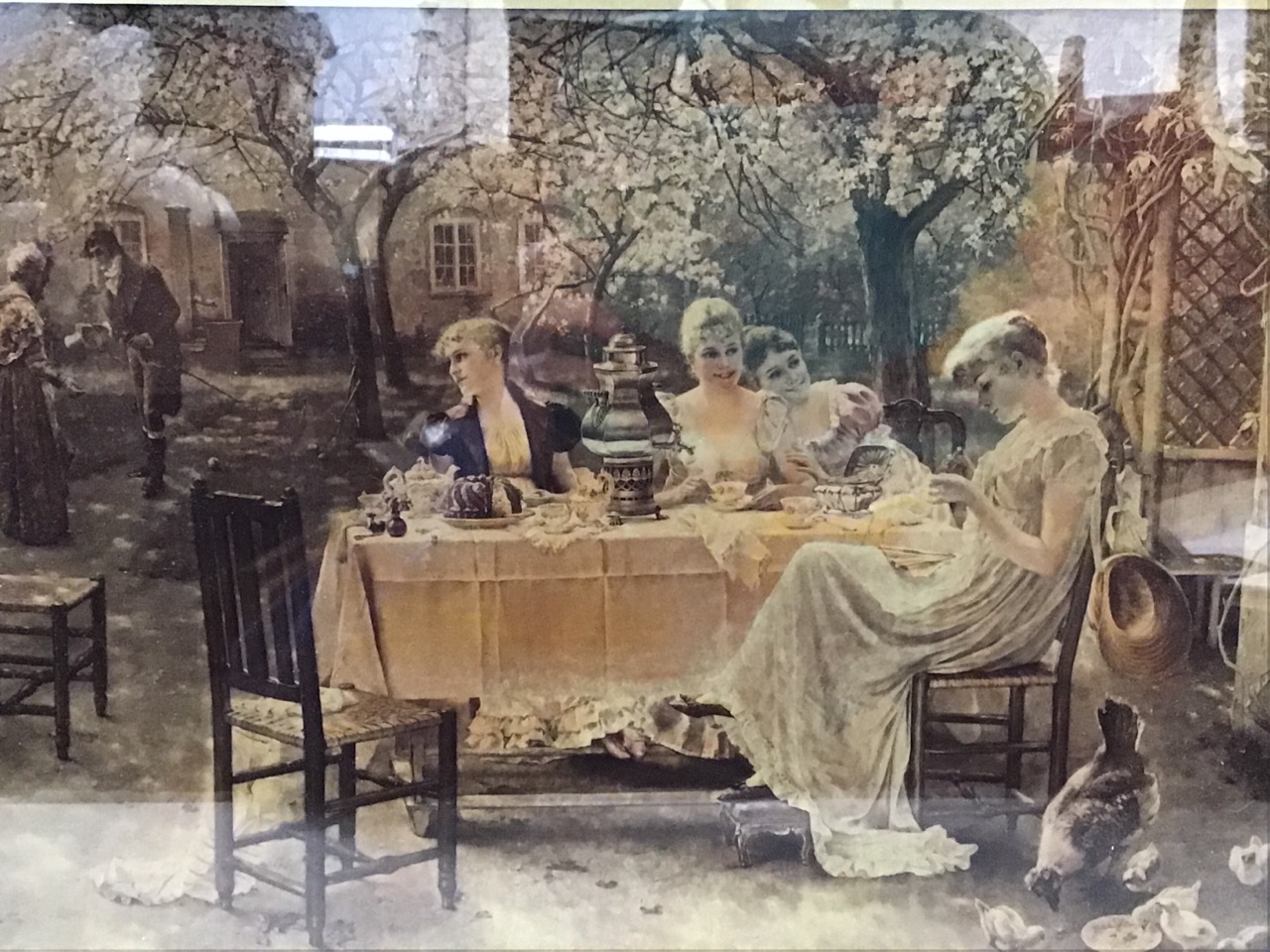 A Victorian crystoleum print with ladies at a summer tea party and suitor in background, in acanthus - Bild 2 aus 3