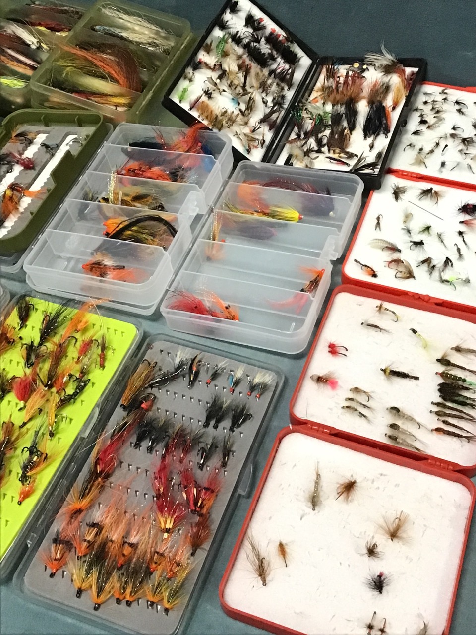 Fifteen fly boxes full of flies - mainly salmon including coneheads, waddingtons, tube flies, some - Bild 3 aus 3