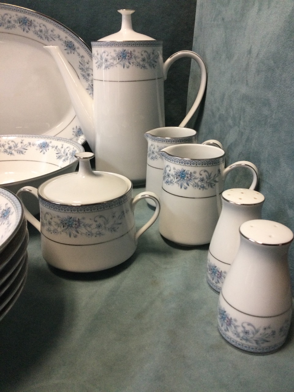 An extensive Noritake porcelain dinner service in the Blue Hill pattern with a covered tureen, an - Image 2 of 3