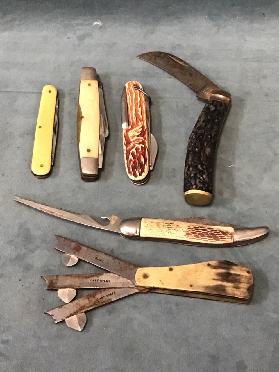 A collection of penknives - bone, antler horn, mother-of-pearl, wood and steel handled examples, a - Image 2 of 3