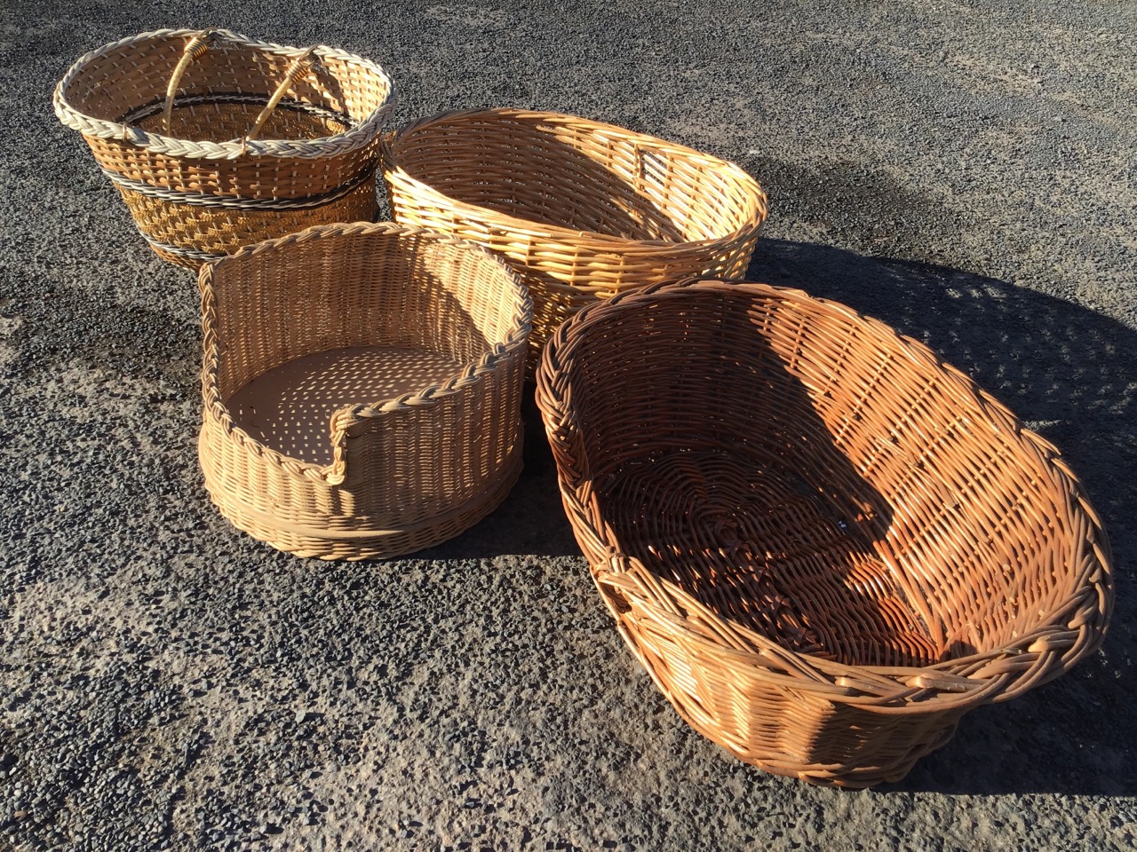 Eight baskets - wastepaper, shopping, dog, oval, bread, etc. (8) - Image 2 of 3