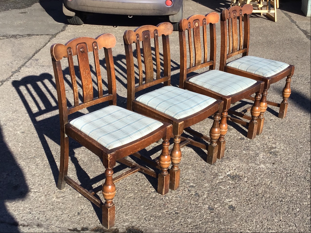 A set of four 30s oak dining chairs with slatted backs and shaped crestrails above drop-in - Bild 3 aus 3