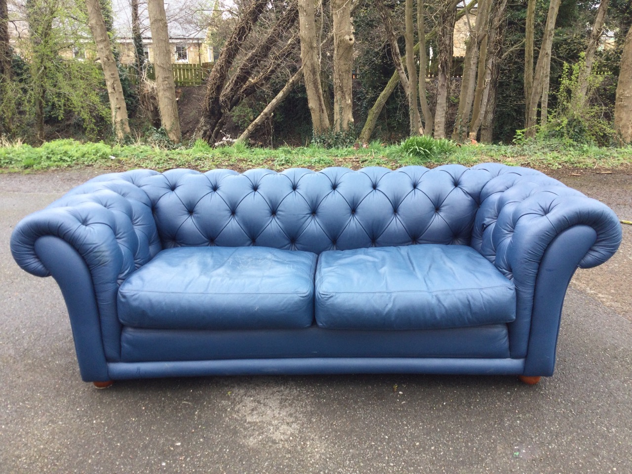 A leather button upholstered chesterfield sofa with loose cushions and padded apron, raised on bun - Image 2 of 3