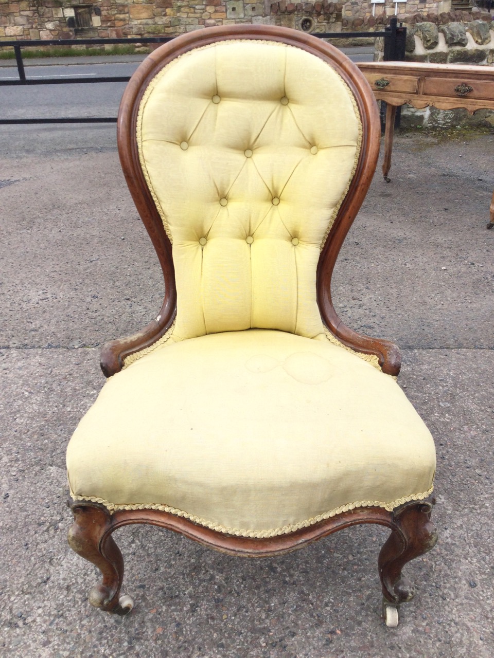 A Victorian mahogany upholstered spoonback chair with buttoned back above a serpentine fronted seat, - Image 2 of 3