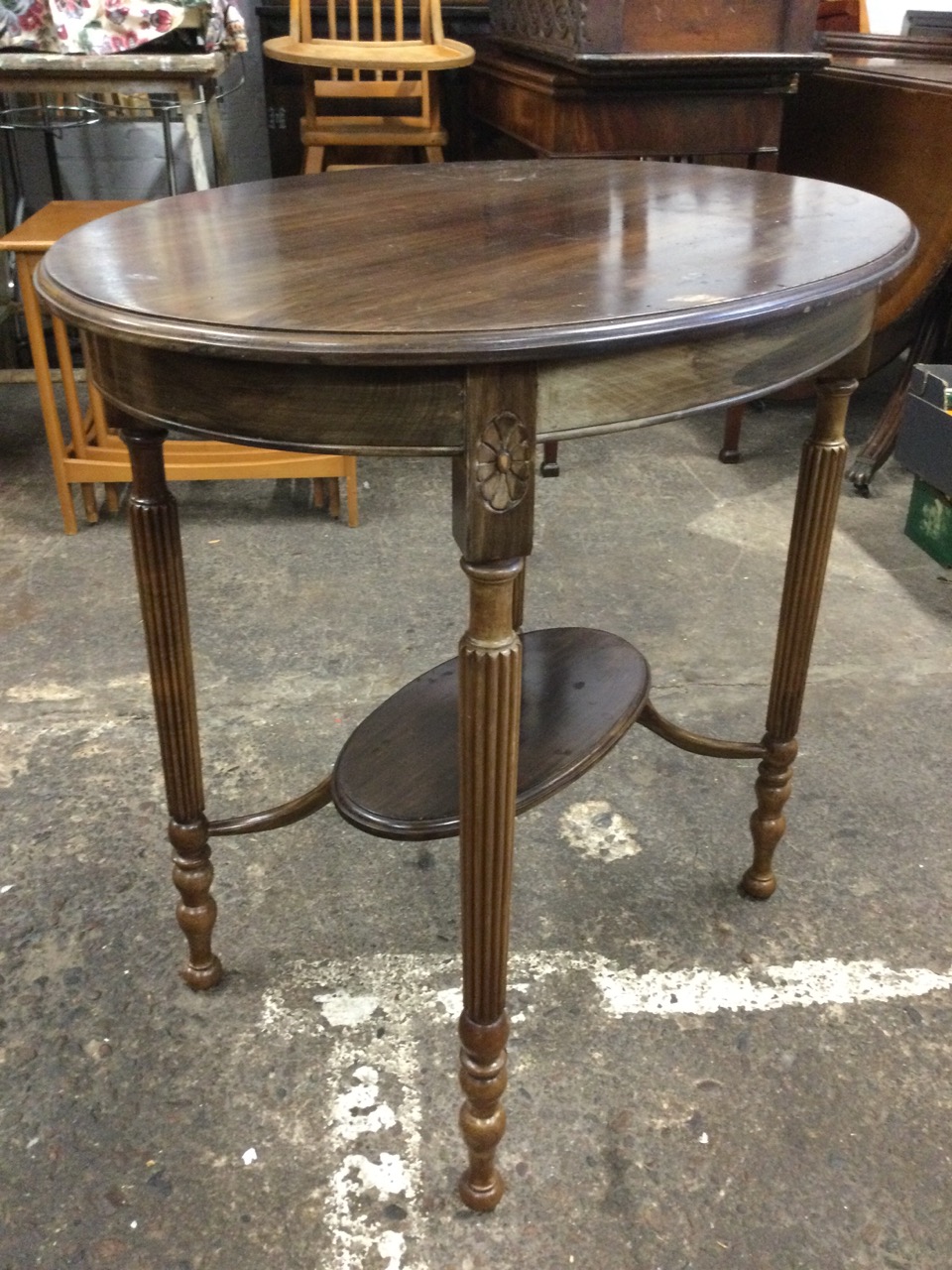 An Edwardian mahogany oval occasional table with moulded top raised on turned and reeded legs with - Image 3 of 3