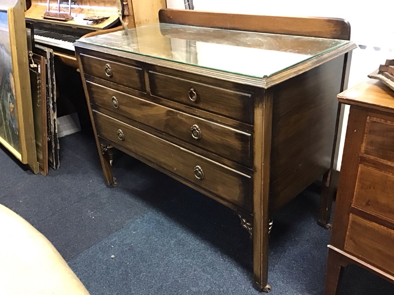 An Edwardian mahogany chest of drawers with raised back and moulded rectangular top with plate glass - Image 3 of 3