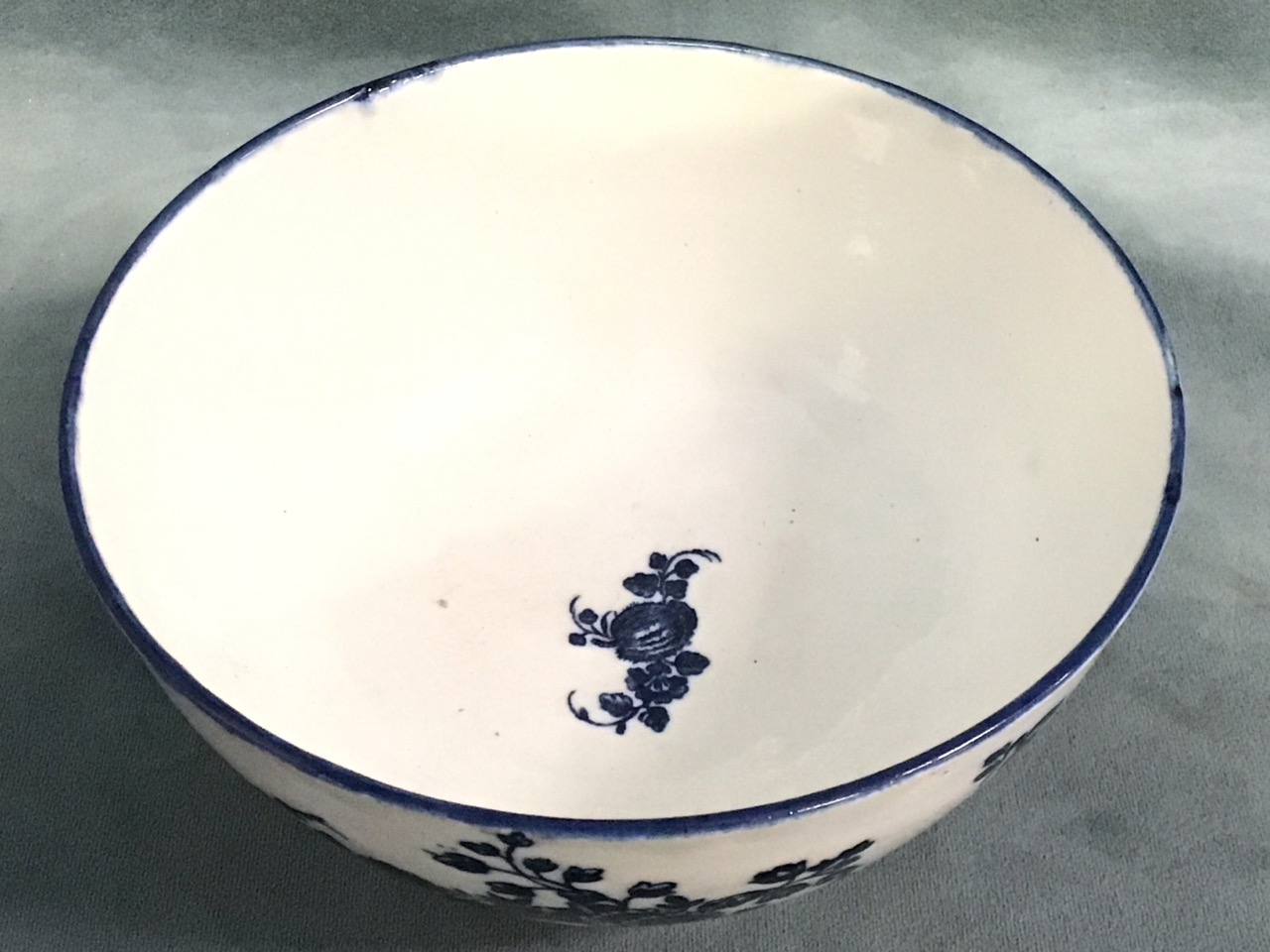 An C18th Caughley blue & white porcelain bowl decorated in the peach pattern - S mark. (6in) - Image 3 of 3