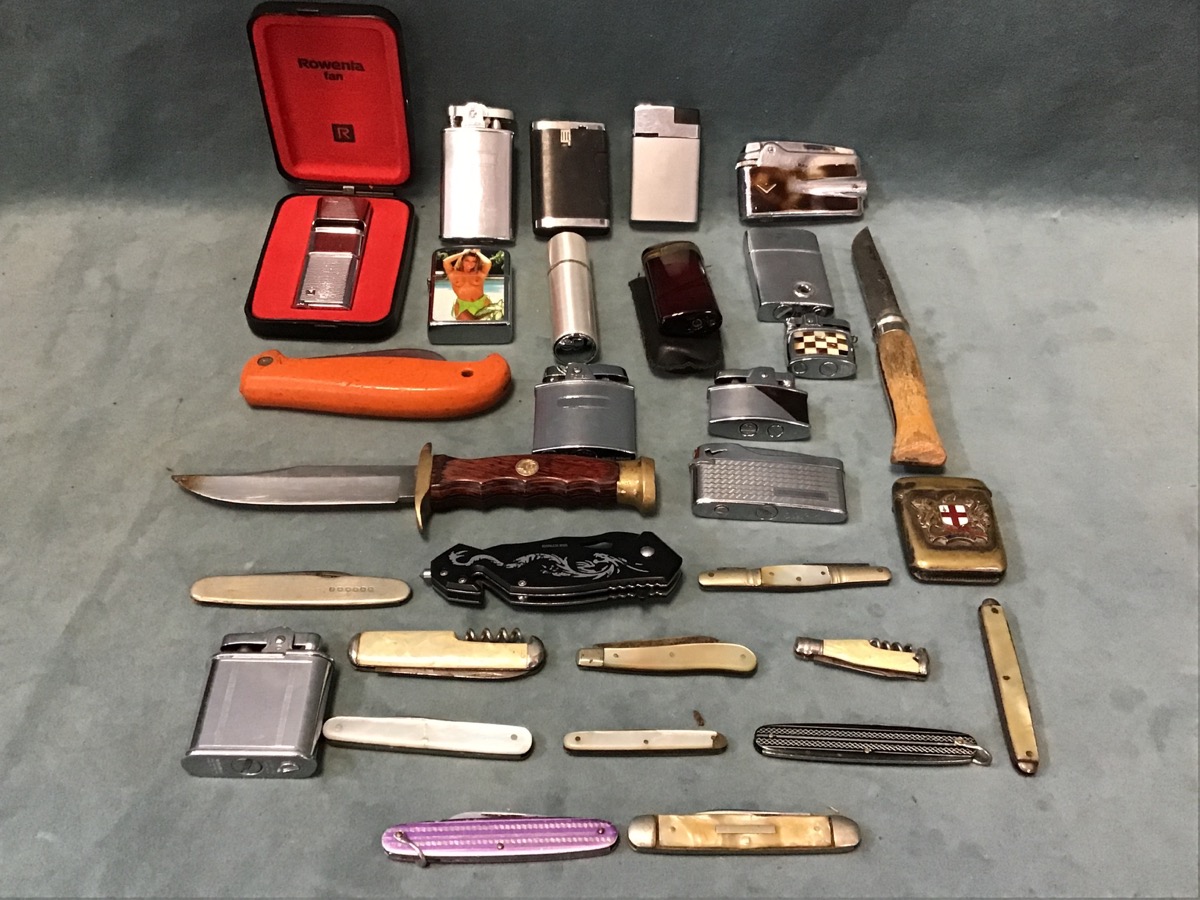 Fifteen miscellaneous penknives, a smokers pocket knife, a cheathknife, a hunting knife, a silver