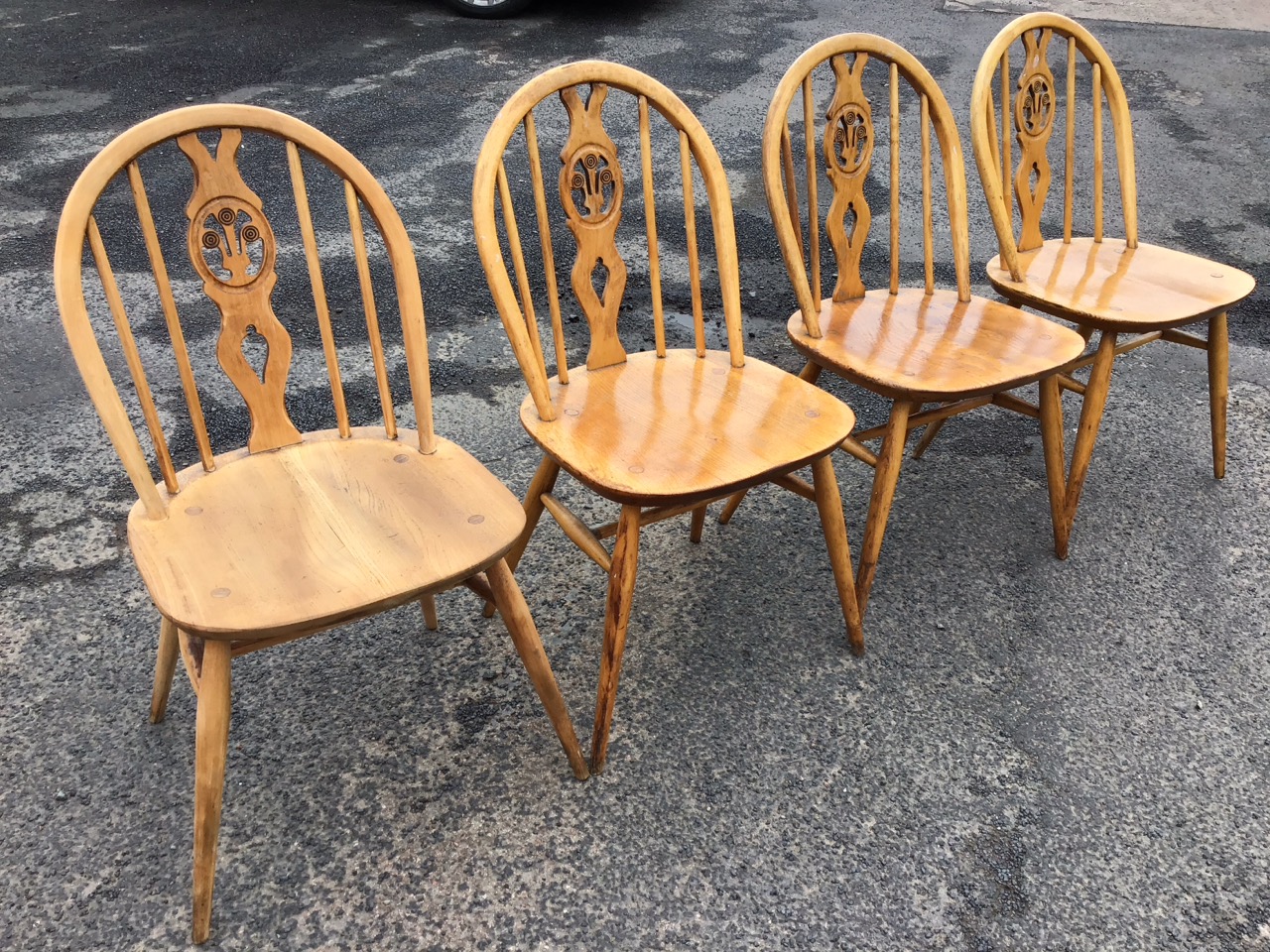 A set of four elm Ercol chairs with Prince of Wales pierced splats and hooped backs on spindles - Image 2 of 3