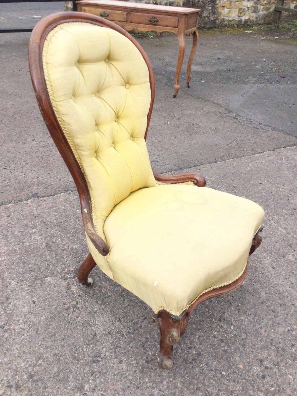 A Victorian mahogany upholstered spoonback chair with buttoned back above a serpentine fronted seat, - Image 3 of 3