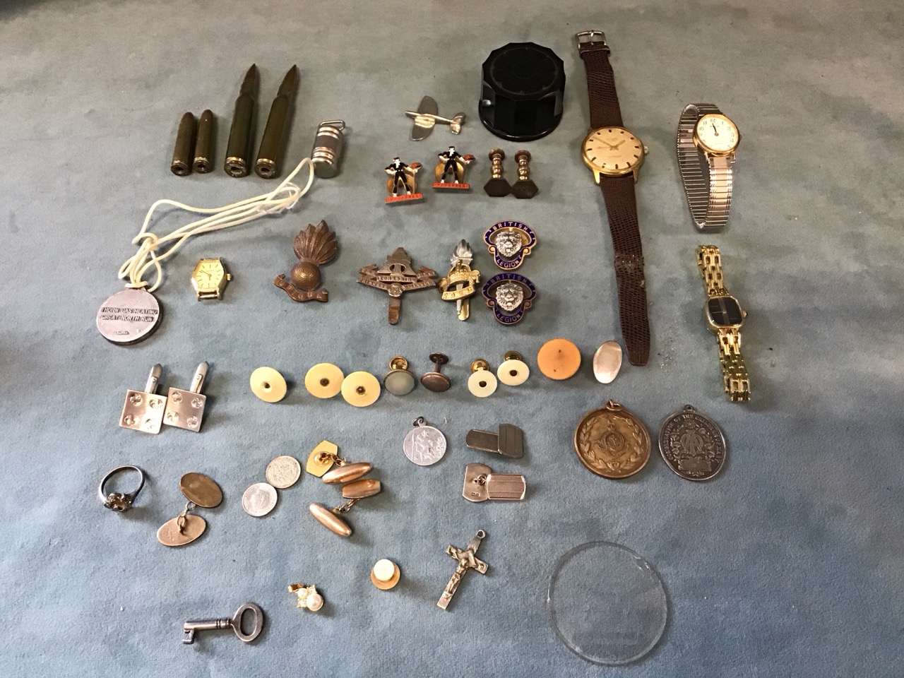 Miscellaneous collectors items - military cap badges, a Queens Own West Kent medal, a 50s gold