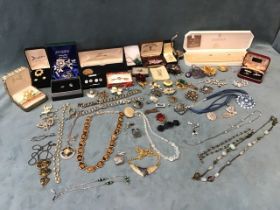 Miscellaneous costume jewellery - a boxed Lotus simulated pearl necklace and earrings set, various