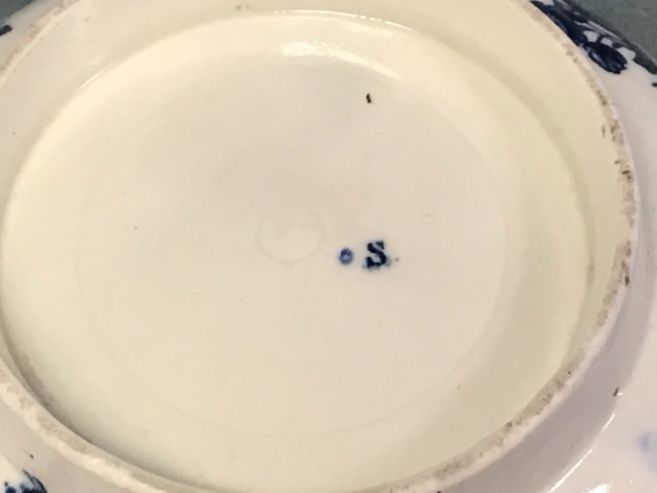 An C18th Caughley blue & white porcelain bowl decorated in the peach pattern - S mark. (6in) - Image 2 of 3