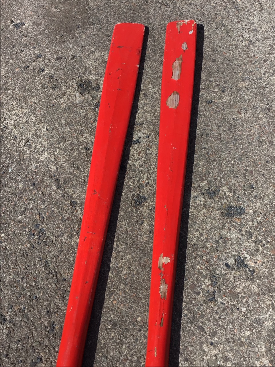 A pair of long 9ft painted tapering chamfered sweep oars. (108.5in) (2) - Image 3 of 3