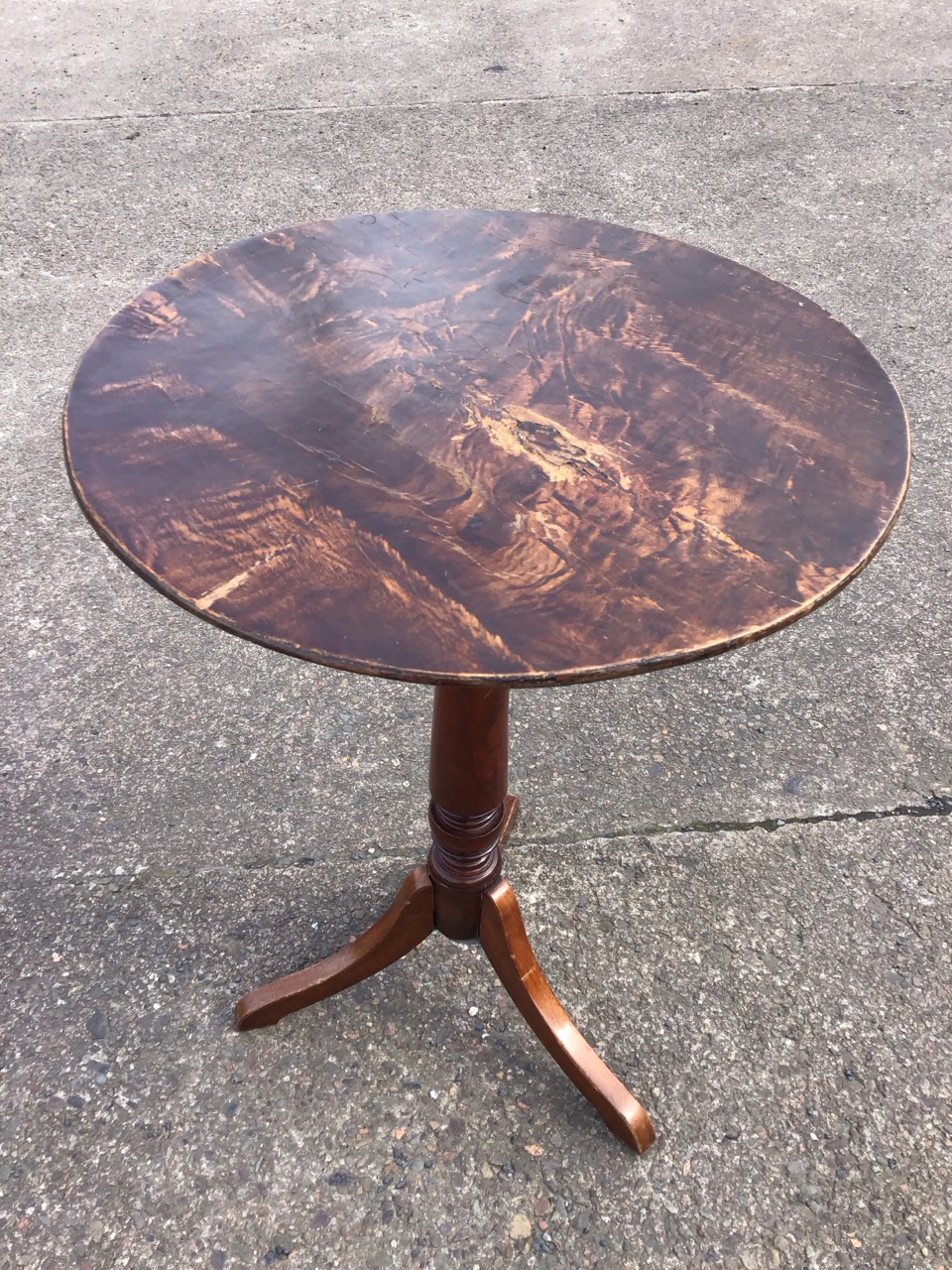 A graduated pair of rectangular walnut coffee tables with crossbanded tops on square moulded - Image 3 of 3