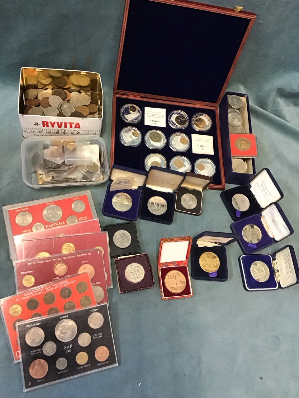 A collection of British coins including numerous cased & loose royal & other commemorative crowns, - Image 3 of 3