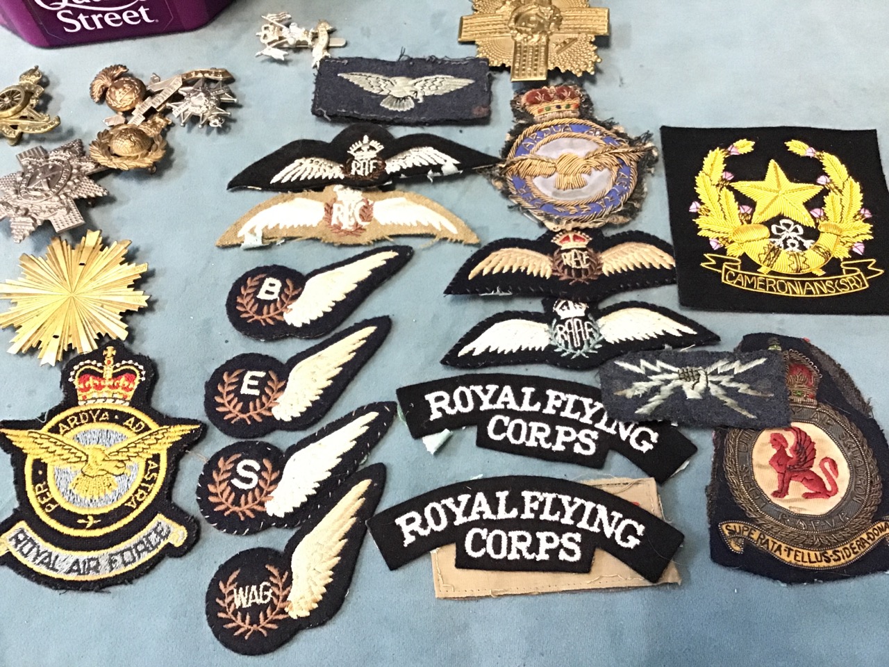 Miscellaneous mainly British militaria - cap badges, embroidered insignia, buttons, numerous - Image 3 of 3