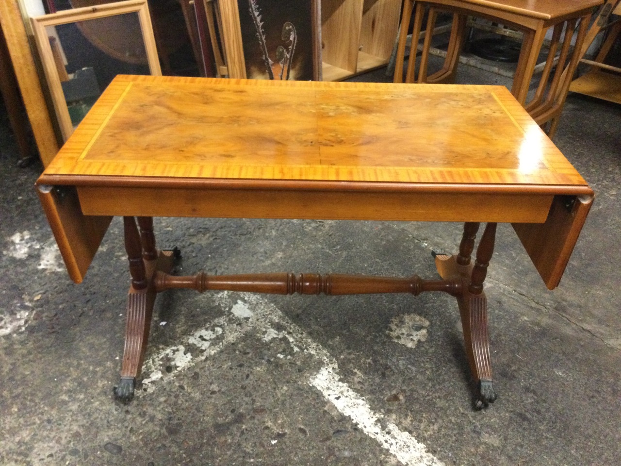 A regency style yew coffee table with satinwood crossbanded top and two leaves supported on - Image 2 of 3