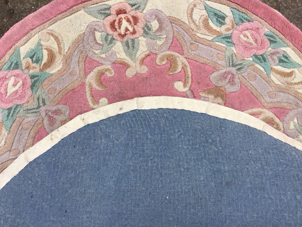 A pair of circular Chinese wool aubusson style rugs with central floral medallions on pink grounds - Image 3 of 3