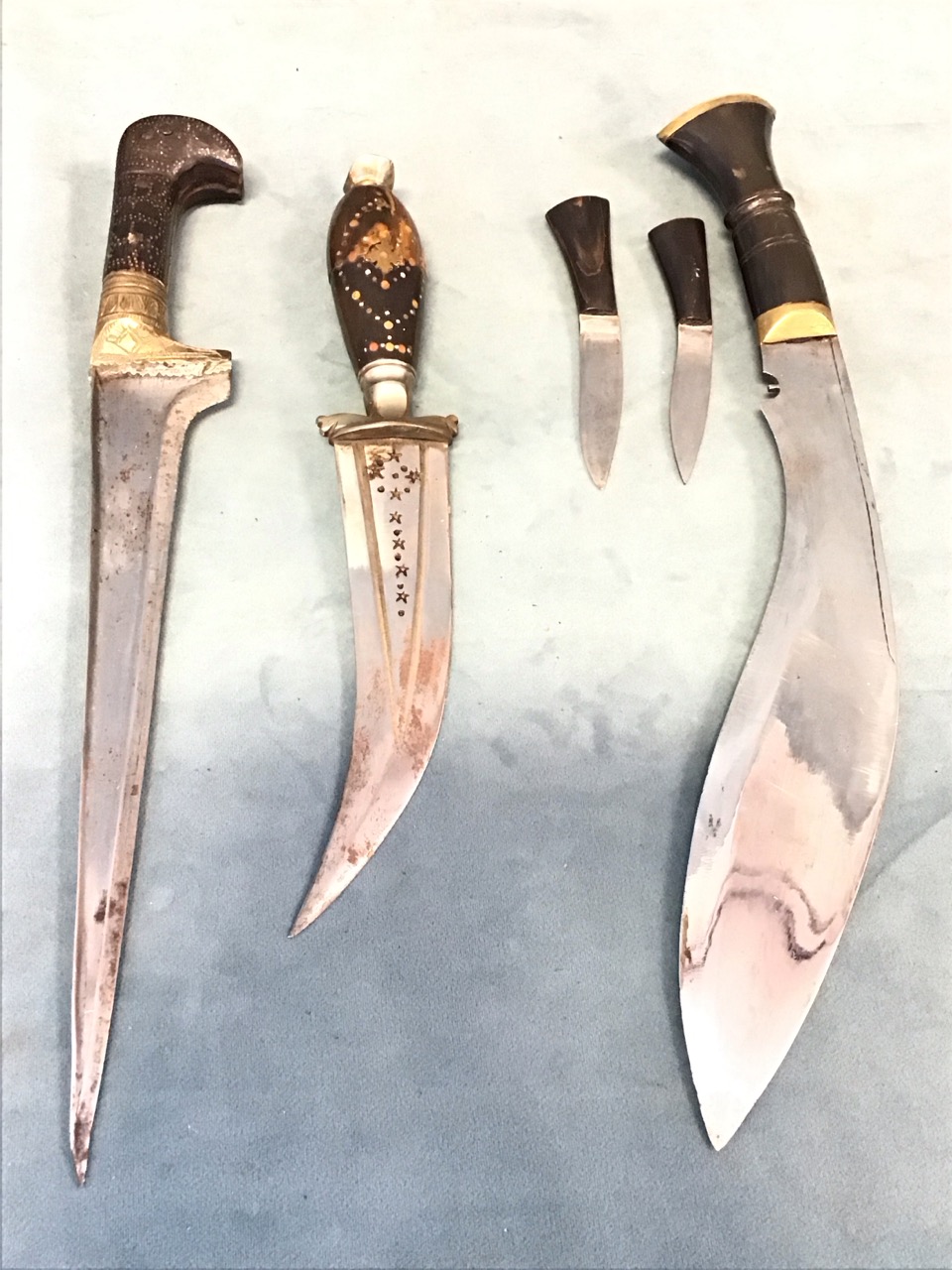 A Ghurka kukri, chakmak & karda knives with horn handles, brass fittings & leather faras sheath; - Image 2 of 3