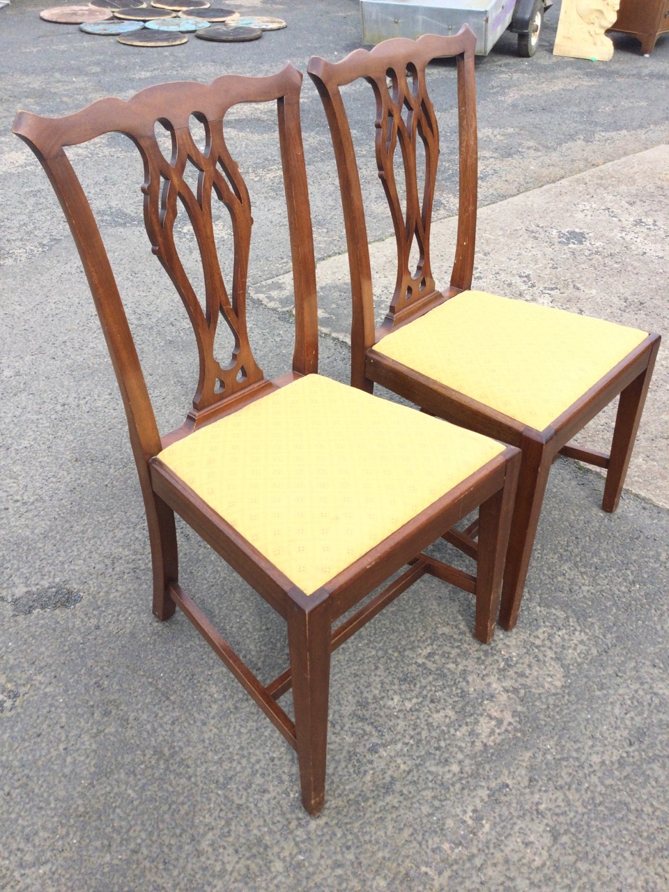 A set of six mahogany Chippendale style dining chairs with waved backs and pierced splats above - Image 3 of 3