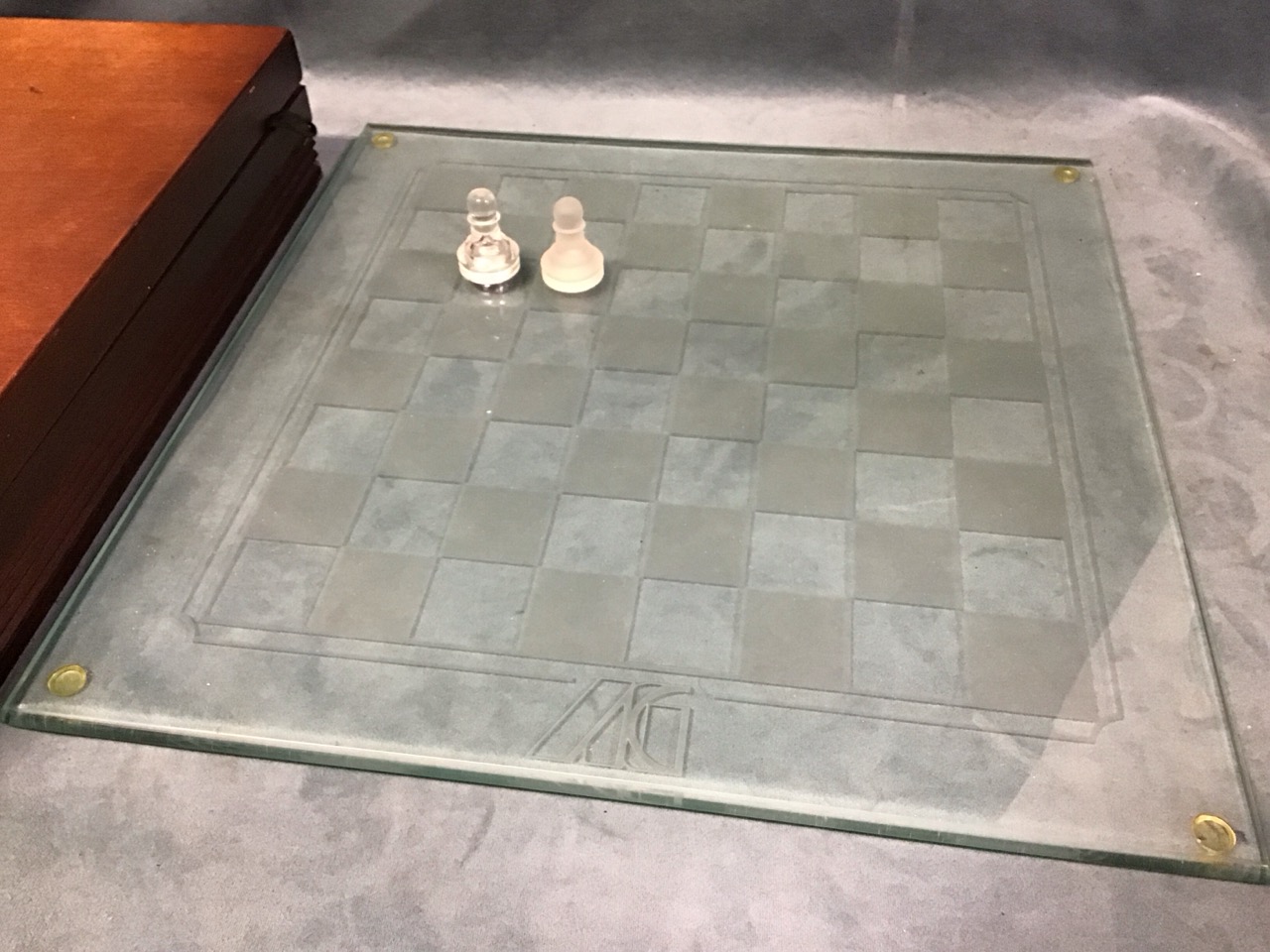 A cased contemporary glass chess set with frosted & clear glass pieces, on thick plate glass - Image 3 of 3
