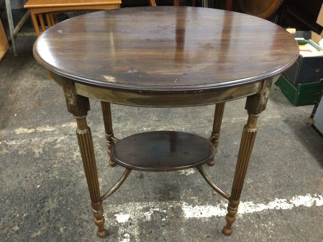 An Edwardian mahogany oval occasional table with moulded top raised on turned and reeded legs with - Image 2 of 3