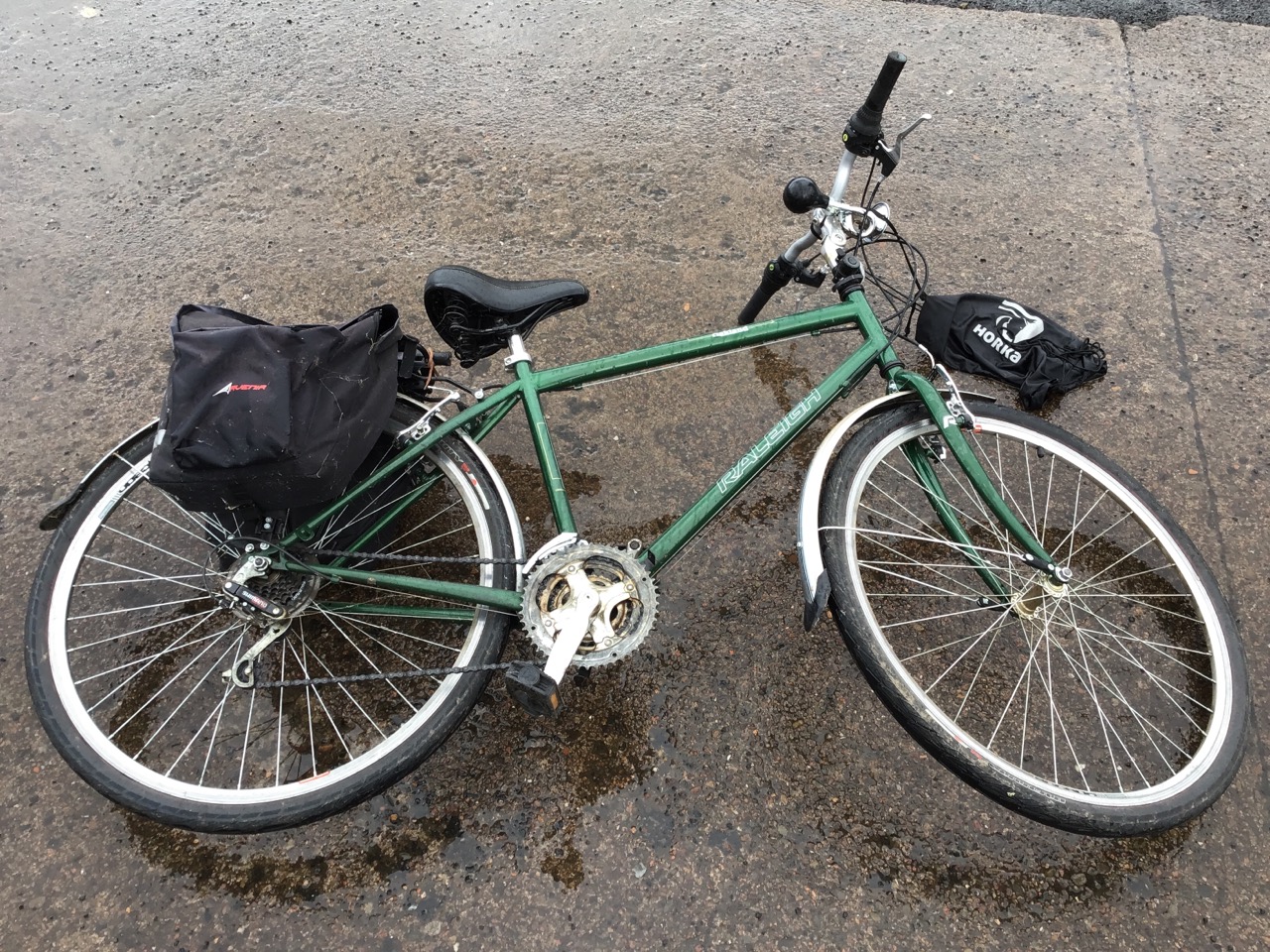 A Raleigh Oakland bicycle, with flat riser handlebars, Shimano gears, padded saddle, two helmets, - Image 2 of 3