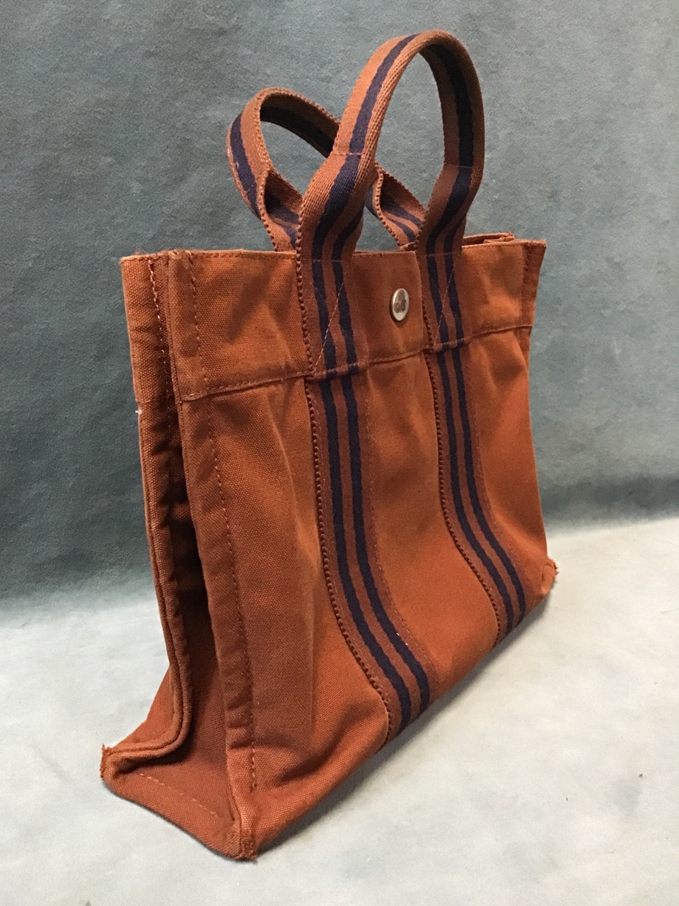 A brown Hermès Fool Toe tote bag with pop fastenings and internal zipped compartment. - Image 3 of 3