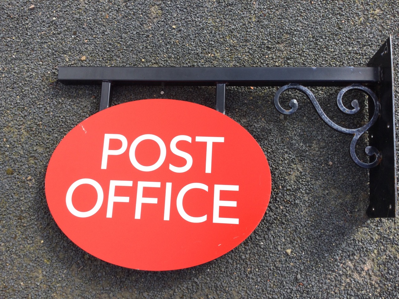 A contemporary oval metal post office sign on scrolled bracket with rectangular wallplate. (32.5in) - Image 2 of 3