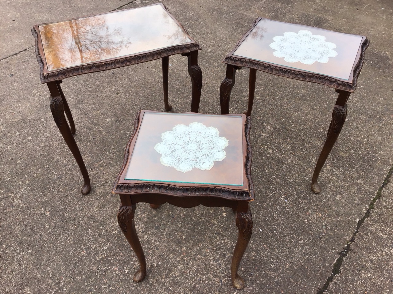 A mahogany nest of three rectangular tray-top tables, each with six ringed turned legs on shaped - Bild 3 aus 3