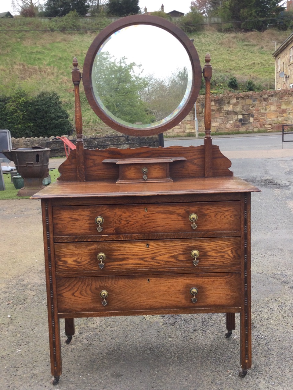 An Edwardian oak dressing table with circular bevelled mirror on baluster turned columns with - Image 2 of 3