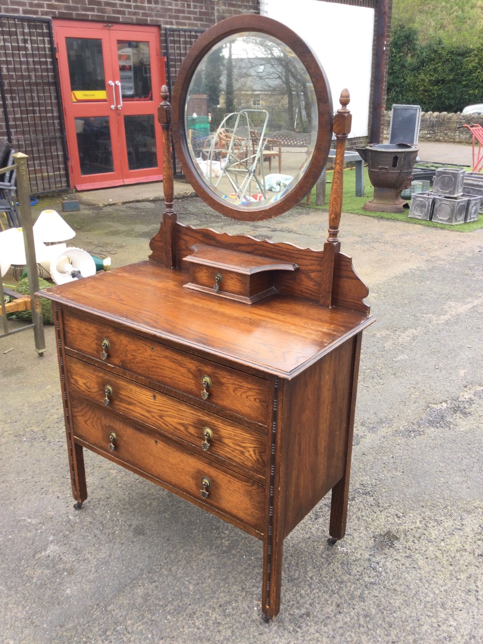 An Edwardian oak dressing table with circular bevelled mirror on baluster turned columns with - Image 3 of 3