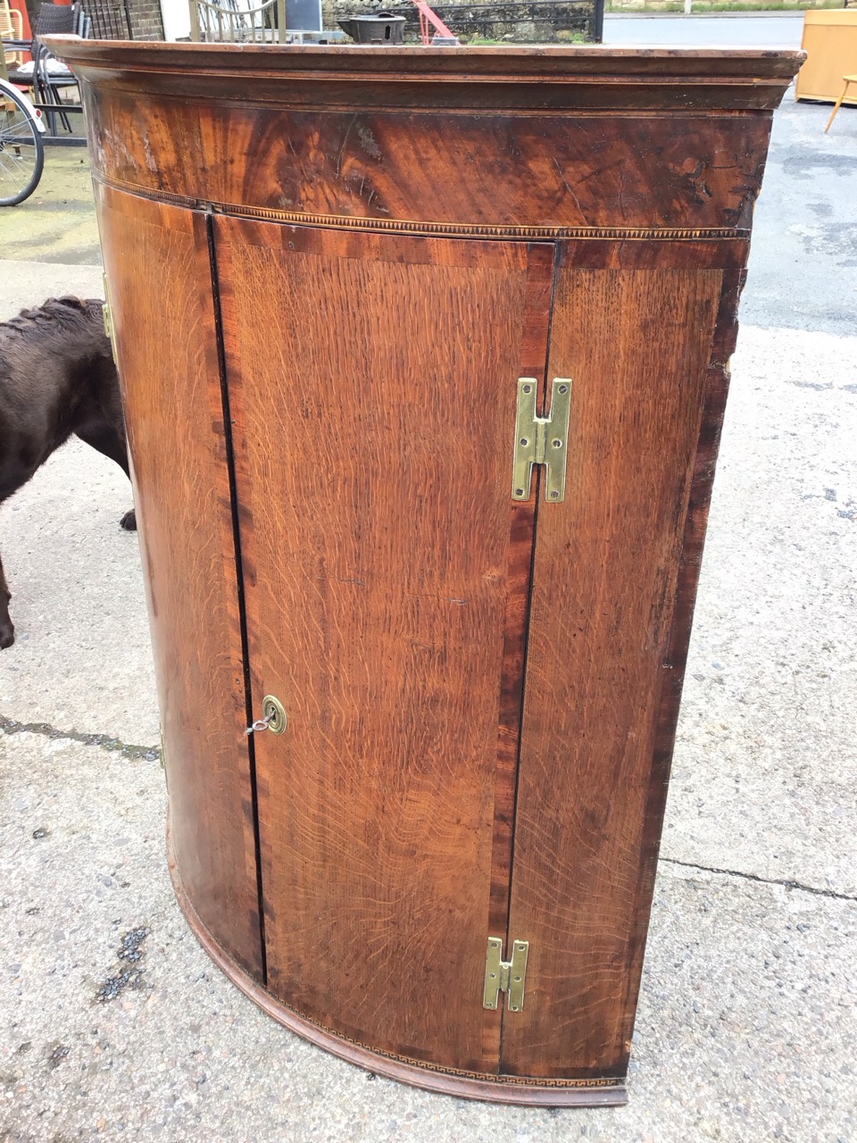 An antique bowfronted oak corner cabinet with chequer strung mahogany cornice and frieze above - Image 2 of 3