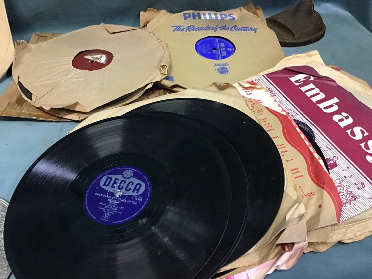 Miscellaneous collectors items - gramophone records - mainly 40s & 50s popular music, an - Image 3 of 3