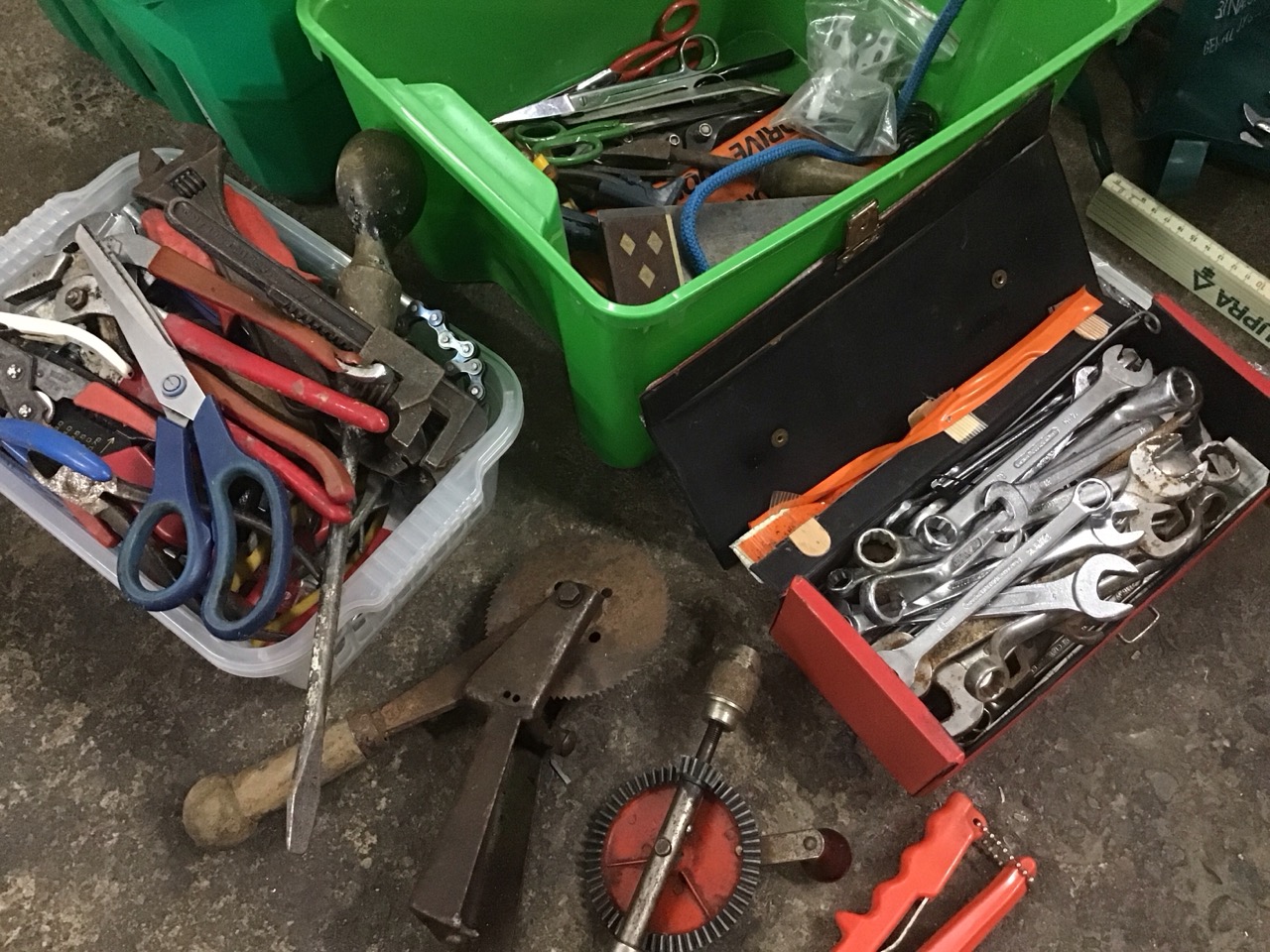 Miscellaneous tools - a Black & Decker router, a Linwood MP4 battery charger, spanners, pliers, - Image 2 of 3