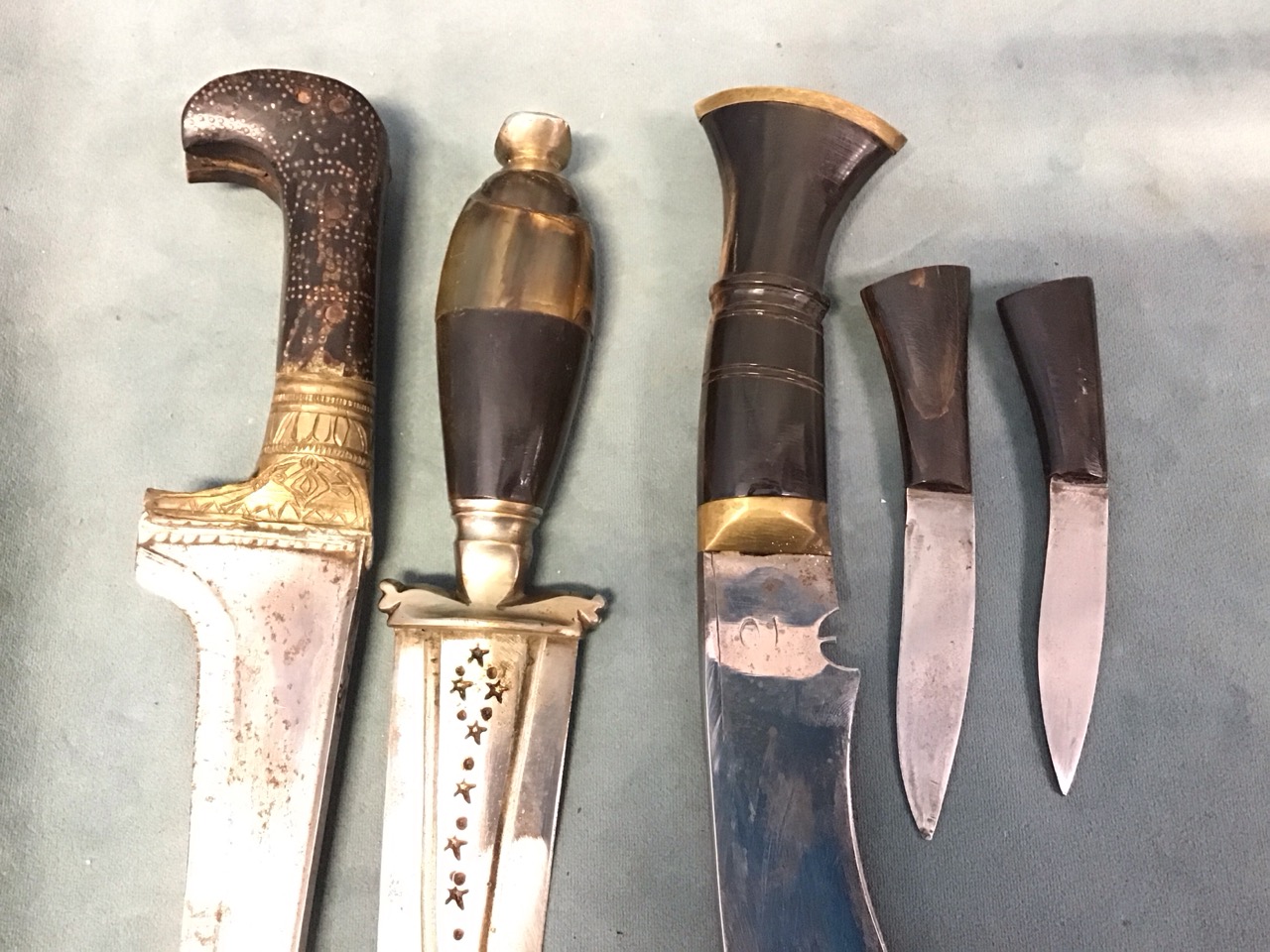 A Ghurka kukri, chakmak & karda knives with horn handles, brass fittings & leather faras sheath; - Image 3 of 3
